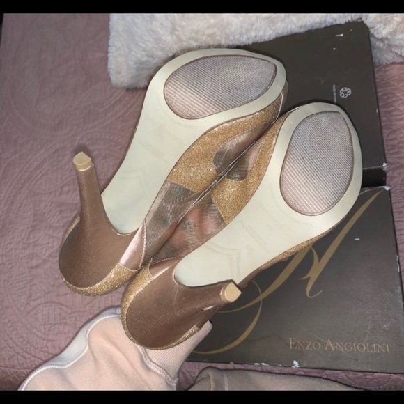 Shoes - Picture 6 of 8